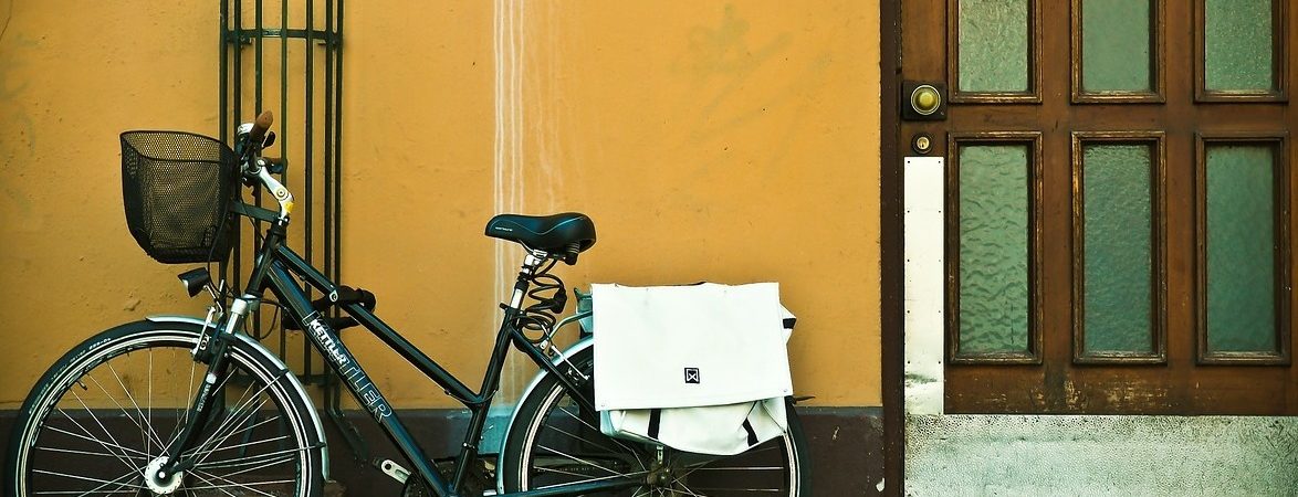Une assistante administrative se déplace parfois à vélo !