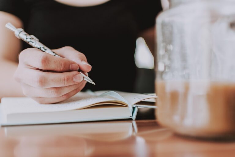 Comment écrire son autobiographie ? Céline Weissier répond à vos questions !